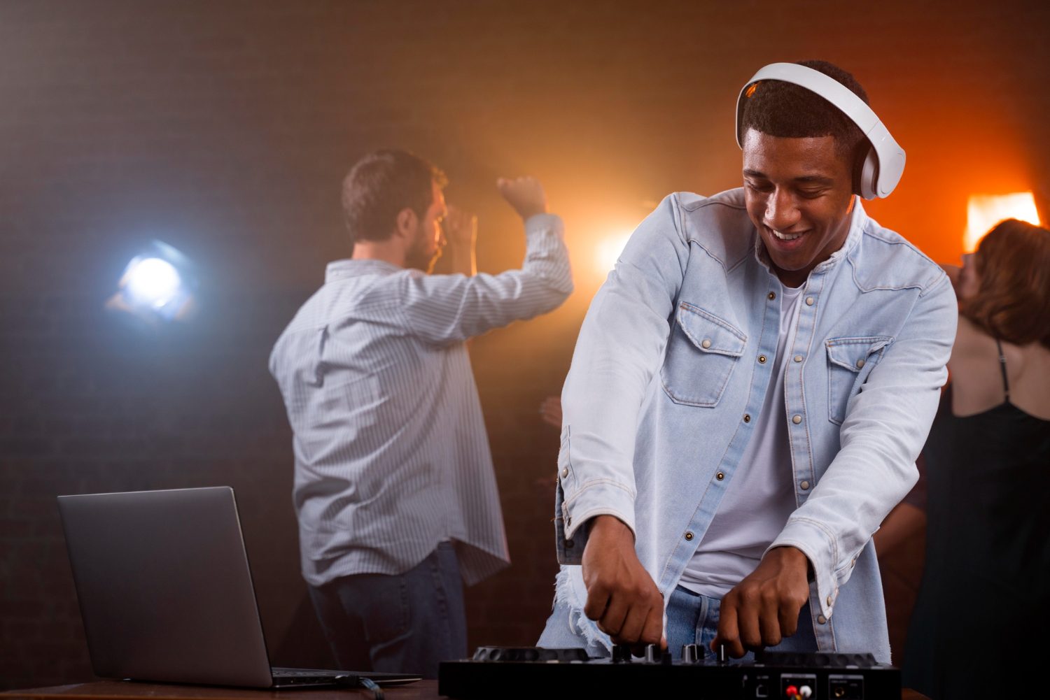 You are currently viewing Comparison between Professional DJ vs Cheap DJ